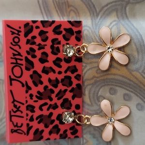 Betsey Johnson earrings nwot